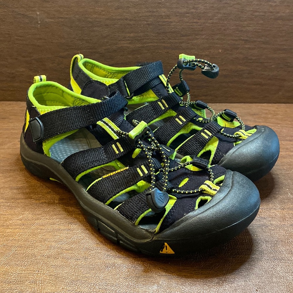 KEEN Big Kids Newport H2 Waterproof Sandals Black/Green 1009965 - Size 5